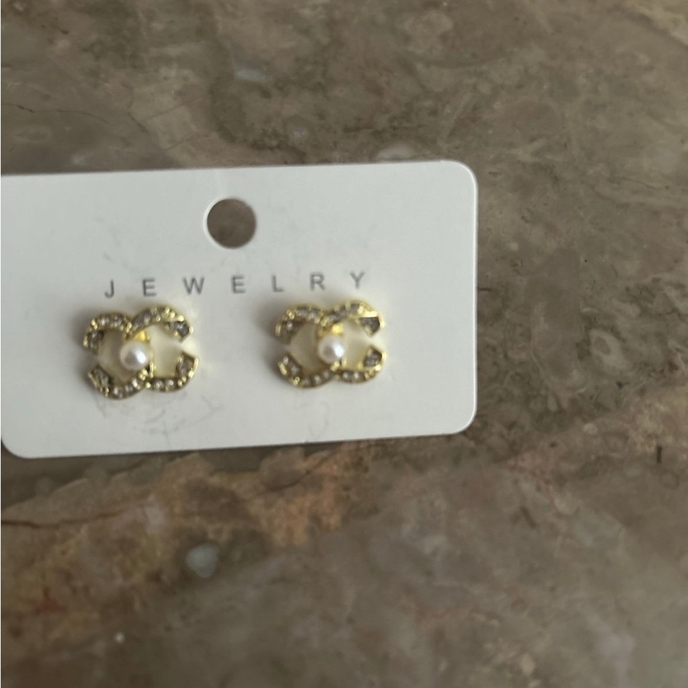 Gold Pearl Accent Interlocking Circle Stud Earrings - Picture 4 of 4